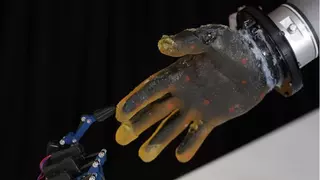 Crean una piel electrónica para robots que les permite sentir como un ser humano