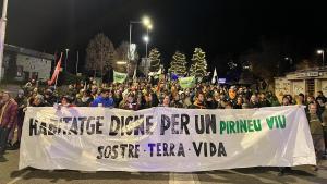 Unas 1.500 personas se movilizan en la Seu d’Urgell por una vivienda digna en el Pirineo