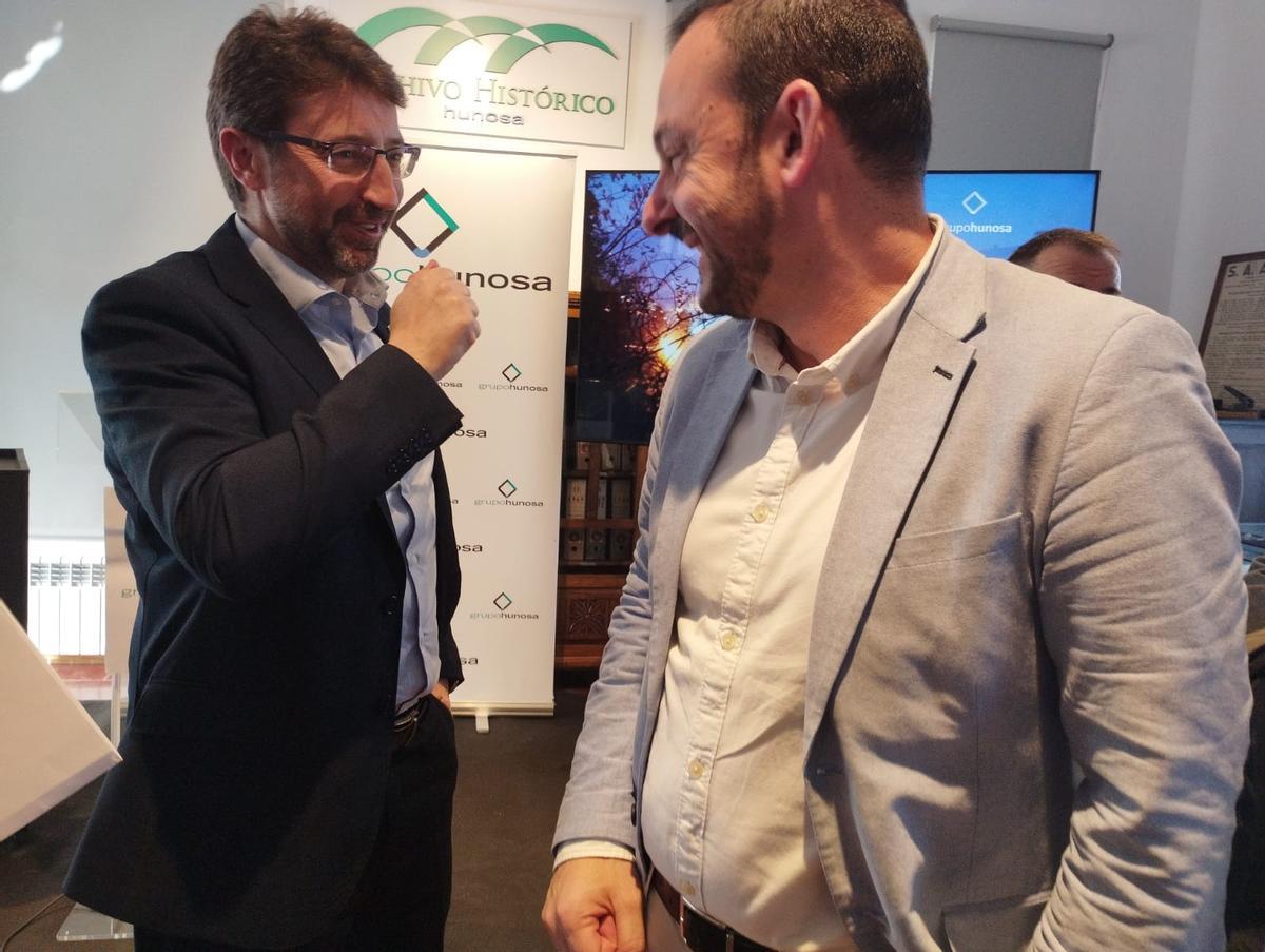 Enrique Fernández conversa con Manuel Ángel Álvarez.