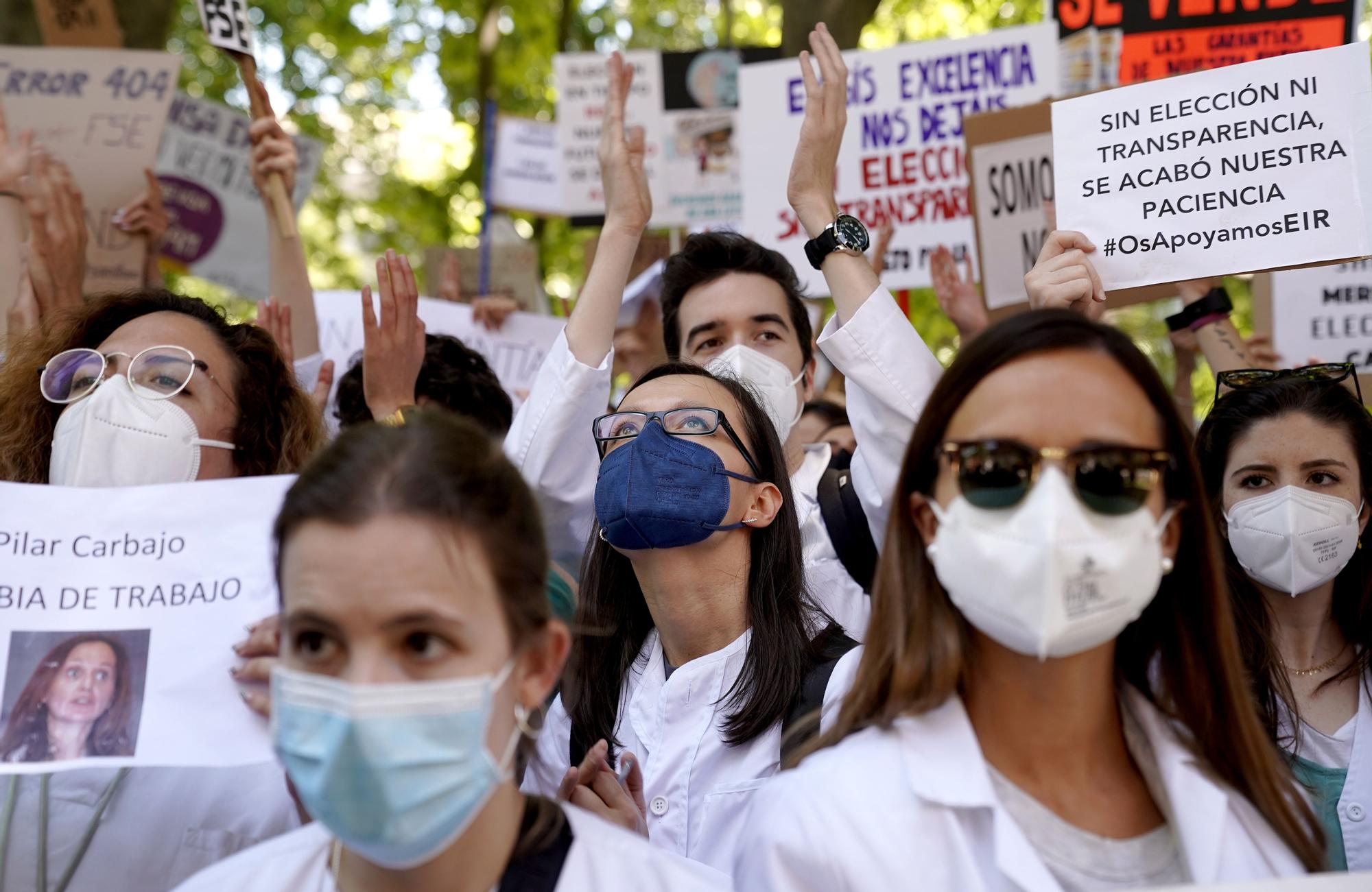 Protesta de aspirantes al MIR frente al ministerio de Sanidad