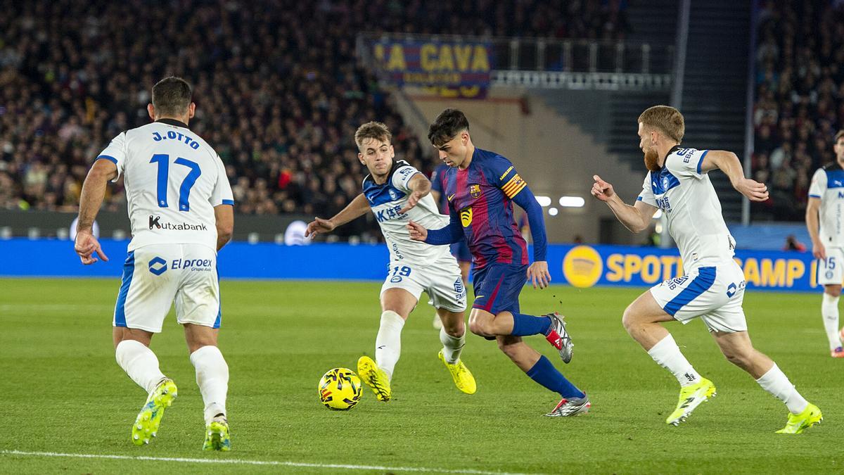Pedri avanza con el balón entre la defensa rival durante el partido de liga entre el FC Barcelona y el Alavés en el Camp Nou.