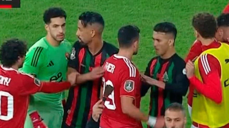 ¡Tremendo! Un aficionado del AS FAR lanzó una navaja al terreno de juego y pasó lo siguiente...