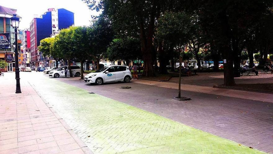 Los taxis de la parada de la calle La Salle, tras la reforma acometida en la zona.