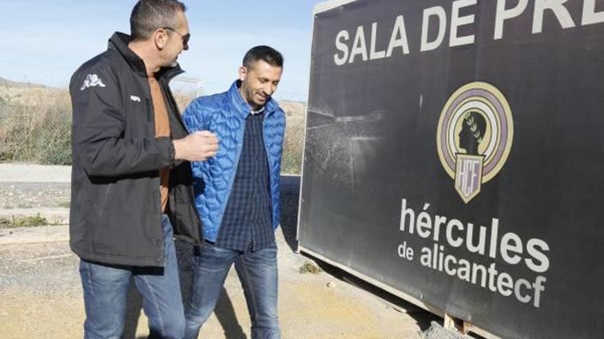 Herrero se emociona en su despedida por el apoyo de la plantilla