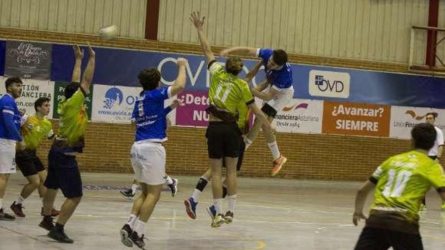 Un momento del partiudo de ayer en Oviedo. // F.Rodríguez