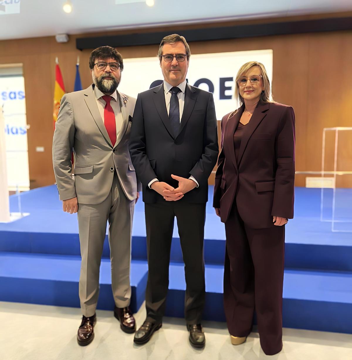 Javier Peinado, secretario general de la Creex, Antonio Garamendi, presidente de la CEOE, y Pilar Coslado.
