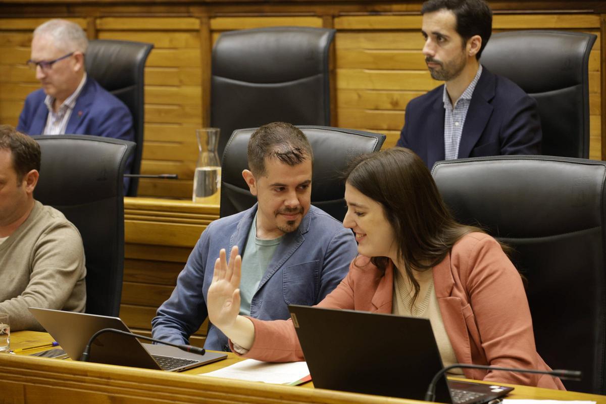 Javier Suárez Llana y Olaya Suárez charlando en una sesión plenaria.