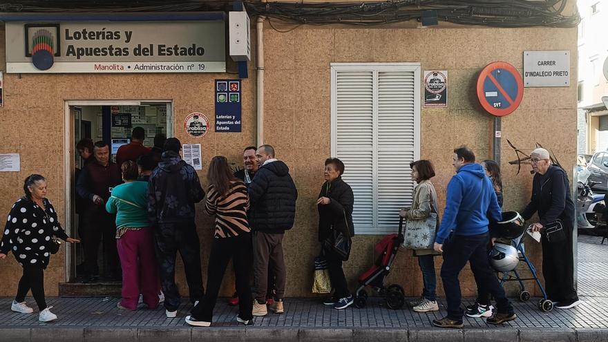 Colas en Mallorca para cobrar la lotería de Navidad: &quot;Solo me ha tocado el reintegro, pero estoy muy contenta&quot;