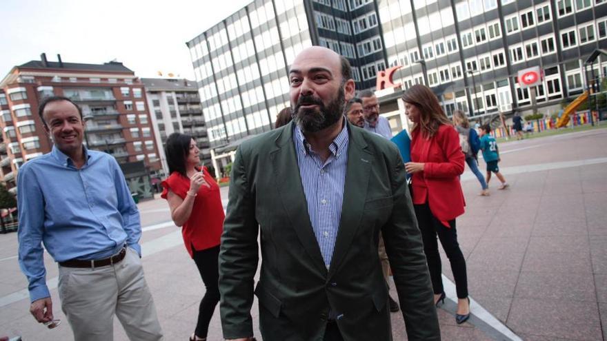 Agustín Iglesias Caunedo, esta tarde, rodeado de concejales del PP, en la plaza del Fresno, que antes se llamaba plaza de la Gesta.