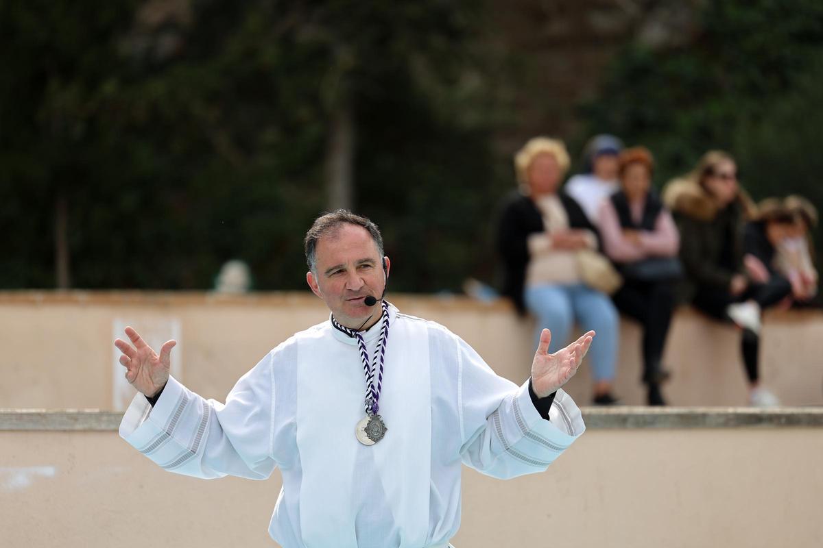 El párroco de la iglesia de Santa Cruz, Miguel Ángel Riera, ofició la misa de Pascua al aire libre con la que culminó el evento.