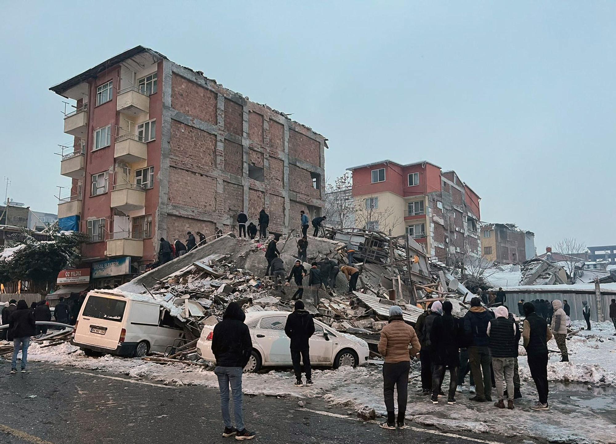Daños materiales en Turquía tras el terremoto de magnituud 7,4 en Kahramanmaras, cerca de la frontera con Siria