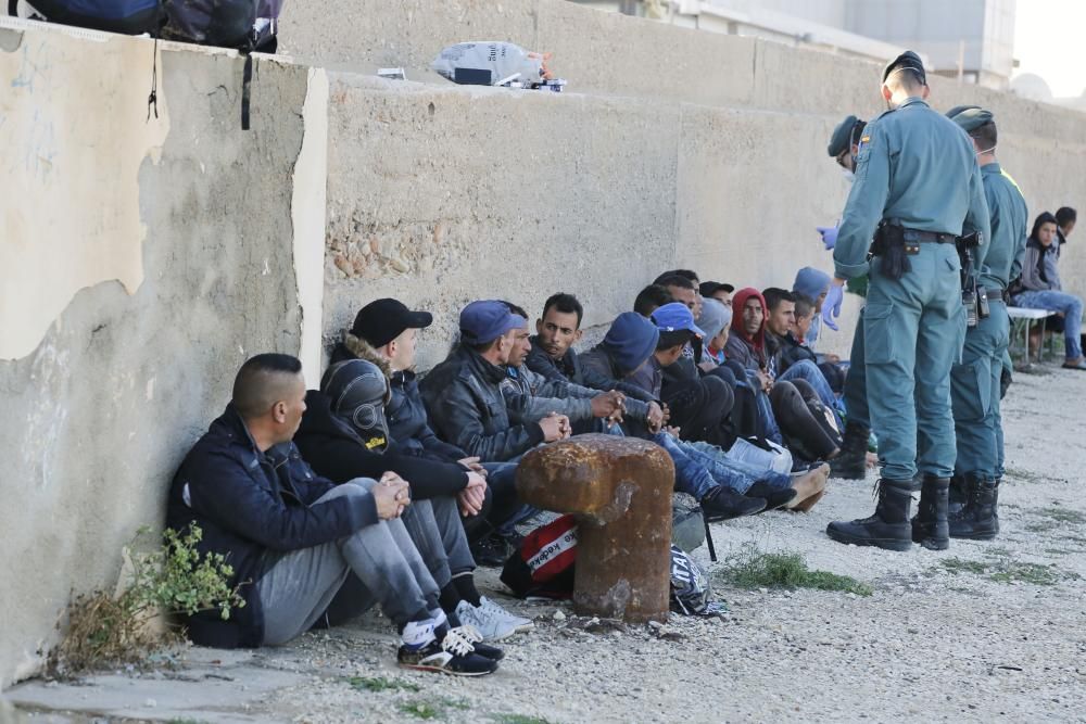 Acogida de los inmigrantes en el muelle de la Sal de Torrevieja por parte de la Cruz Roja