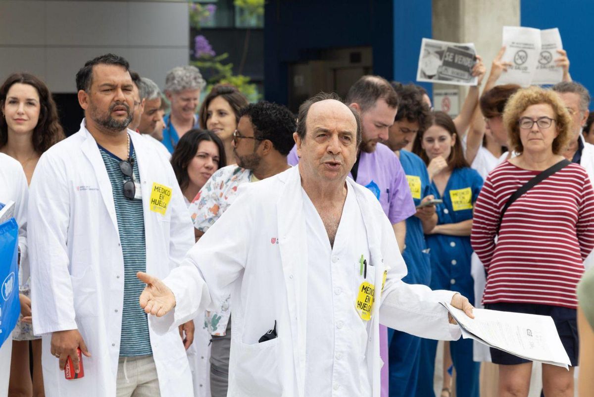 Carlos Rodríguez explica las reivindicaciones de los médicos. | VICENT MARÍ