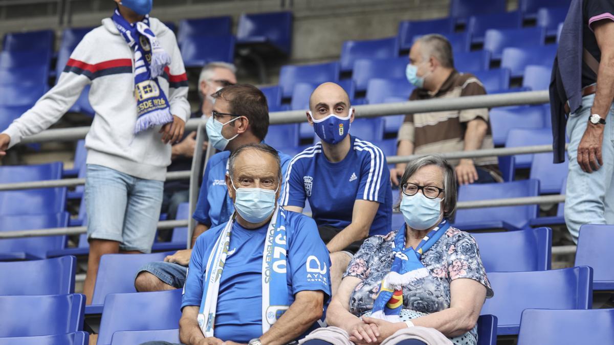 En imágenes: los aficionados del Real Oviedo vuelven al campo