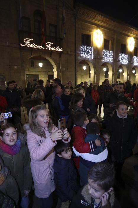 Avilés enciende sus luces de Navidad.