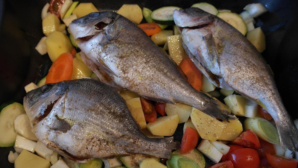 La mejor forma de cocinar al pescado es al horno y con verduras