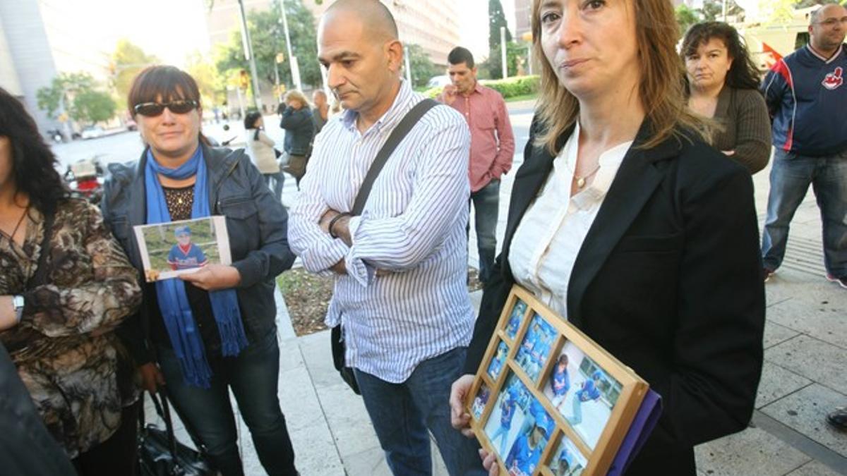 Familiares de los niños fallecidos en el hundimiento del túnel de bateo de Sant Boi, este lunes, en la Ciutat de la Justícia.