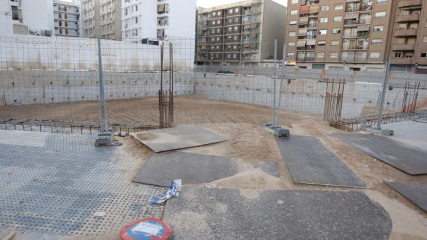 Socavón abierto en Nou Moles para hacer el complejo polideportivo cuyas obras han sido paralizadas por falta de dinero.