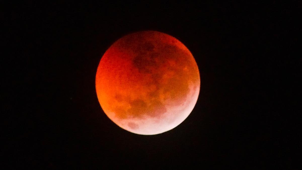 El próximo eclipse lunar llegará a España en unos días y teñirá de rojo parte de la Luna este agosto: cuándo y dónde verlo