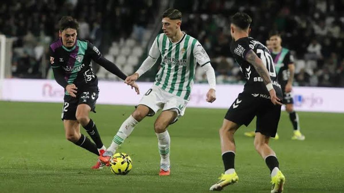 Dani Requena protege el esférico durante un encuentro con el Córdoba CF en El Arcángel.