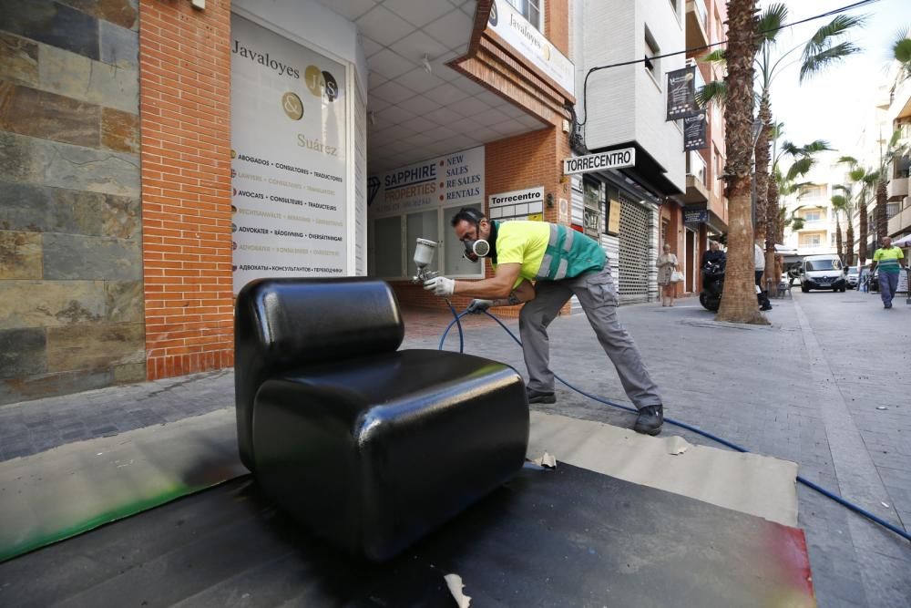 Aseo Urbano ha realizado la reparación, saneamiento y repintado de 19 bancos del centro del casco urbano, ubicados en zonas peatonales