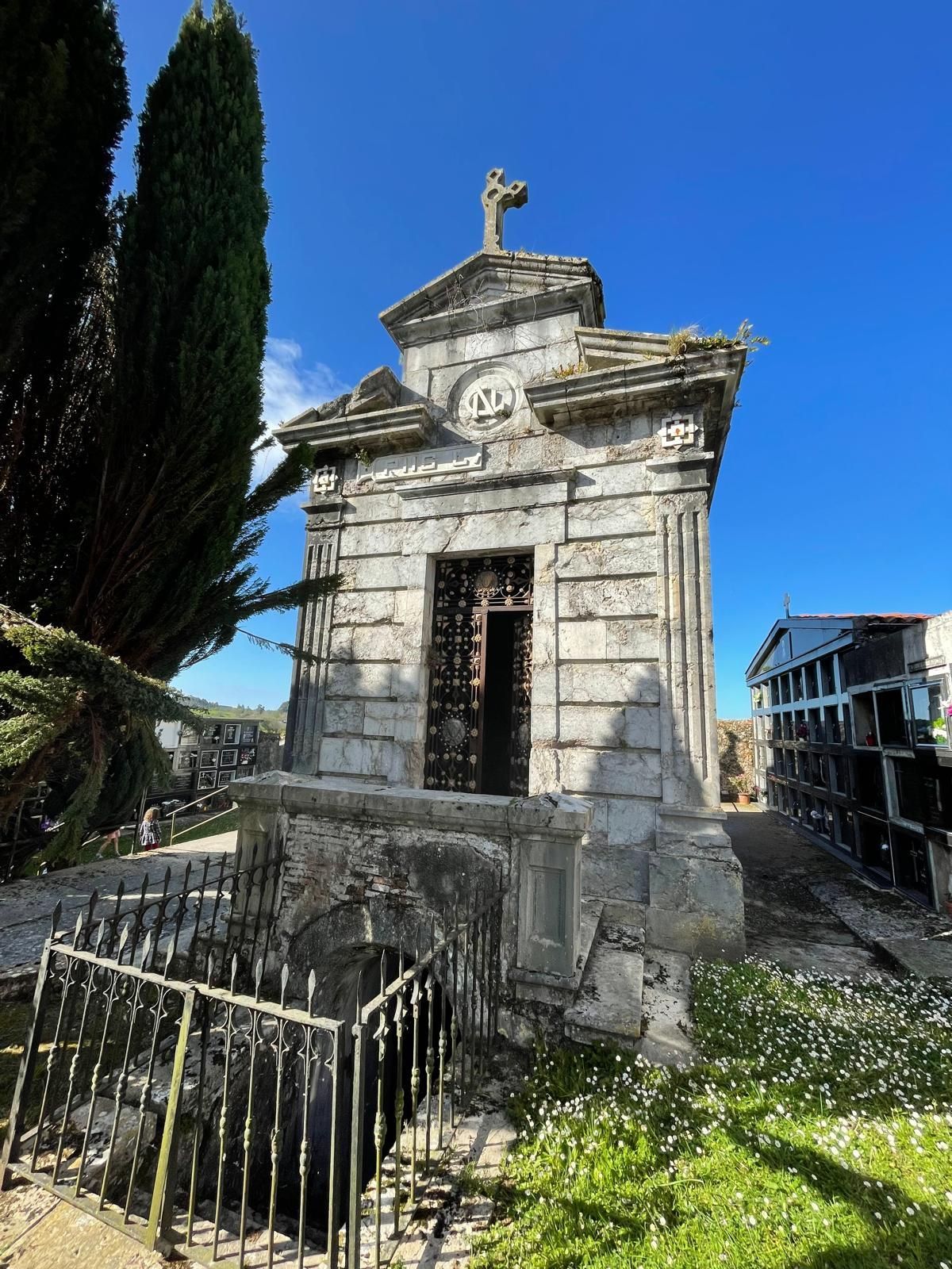 Panteón en el cementerio de Noriega.