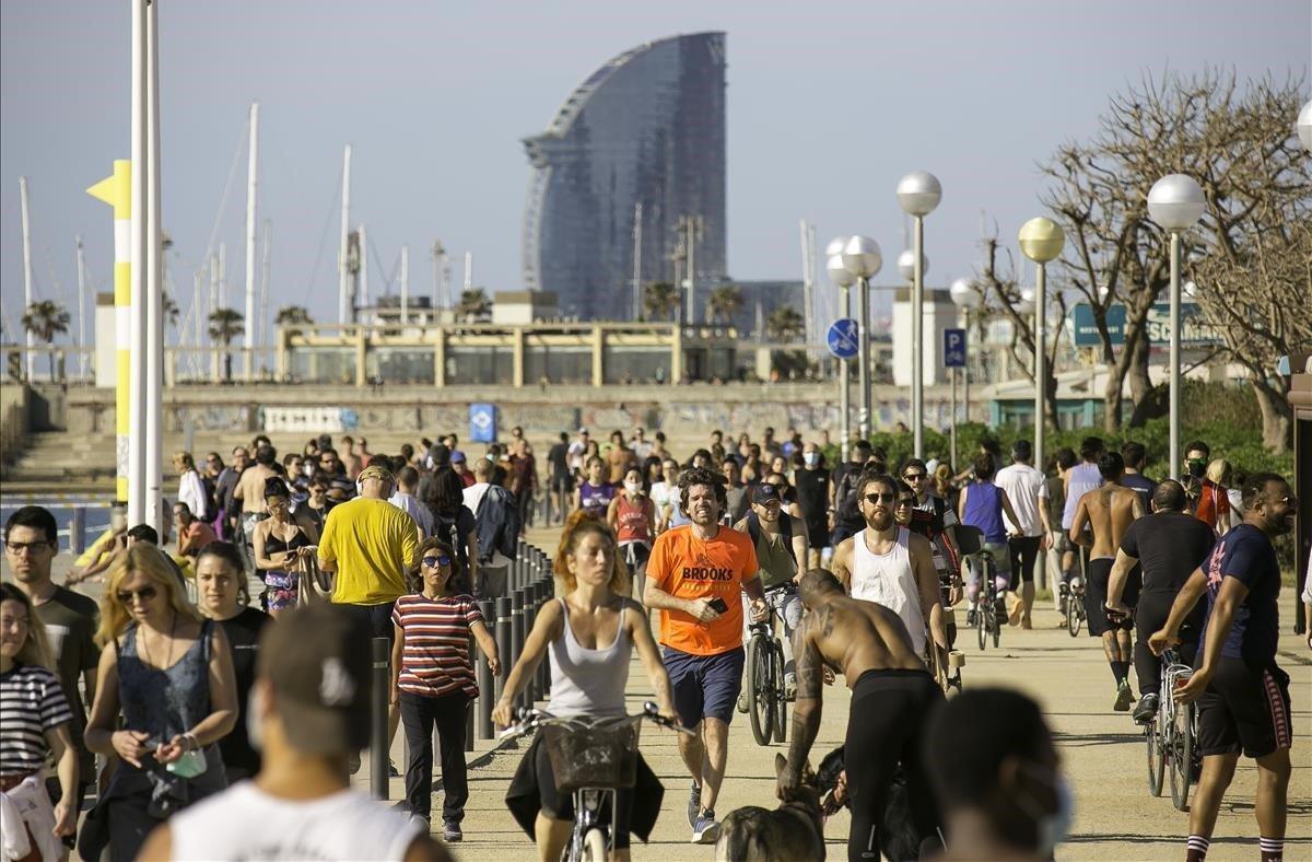 La Barceloneta, el barrio marítimo de la ciudad y que frecuento a diario para nadar, se llenó el 3 de mayo de tanta gente como no había visto nunca. La ganas de salir chocaban con el temor de los expertos a un rebrote y con el miedo a contagiarse y sin duda las franjas horarias hicieron que muchos se concentrasen en un mismo lugar.