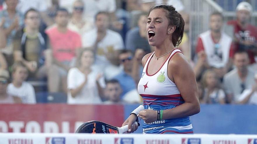 Bea González, en un momento del partido de semifinales que ella y Cata perdieron con Patri Llaguno y Eli Amatriaín: 6-2, 6-7 y 6-0.