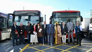 TMB cede 16 autobuses y un camión a cuatro ONGs