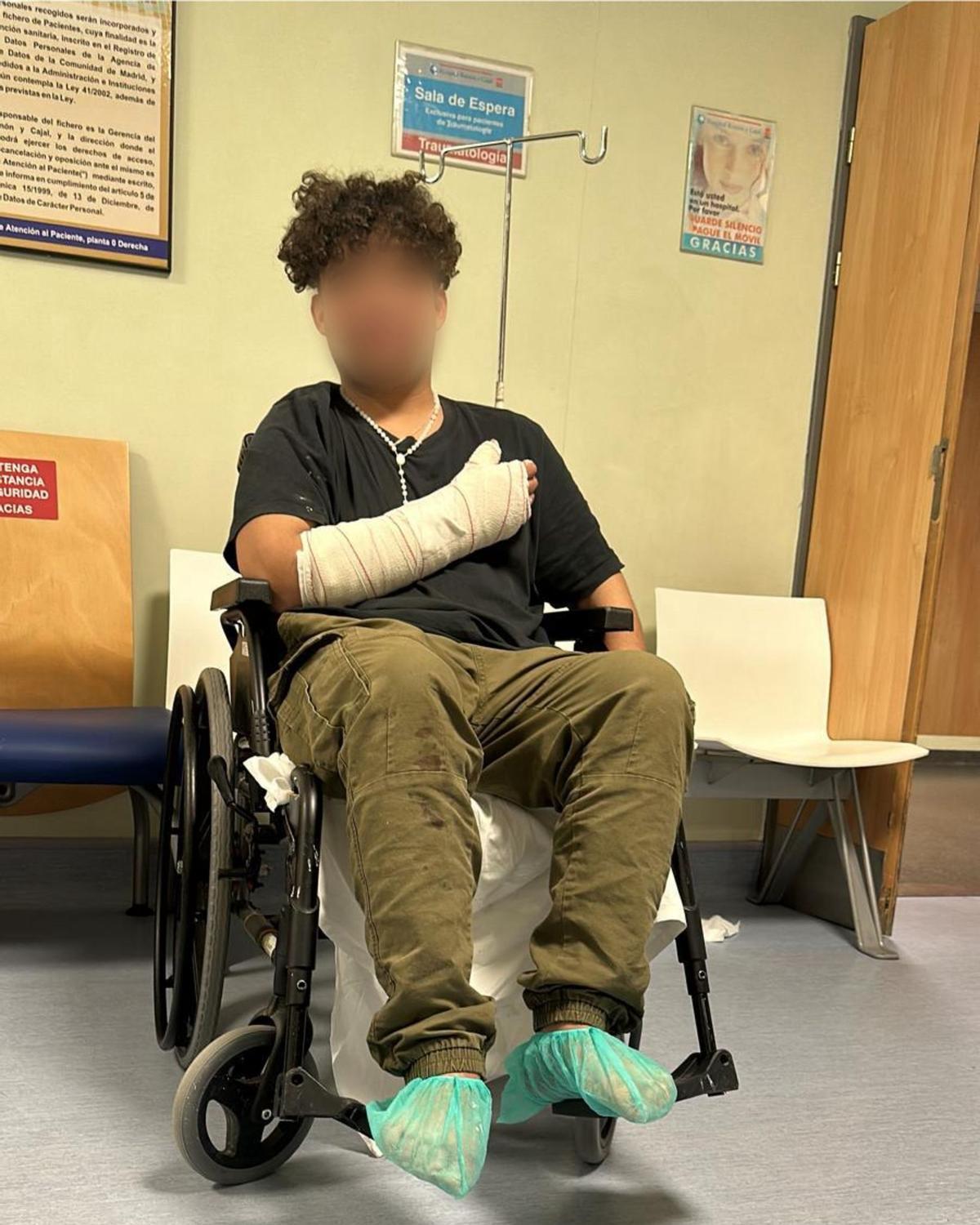 Alejandro, tras recibir una paliza de un compañero de banda