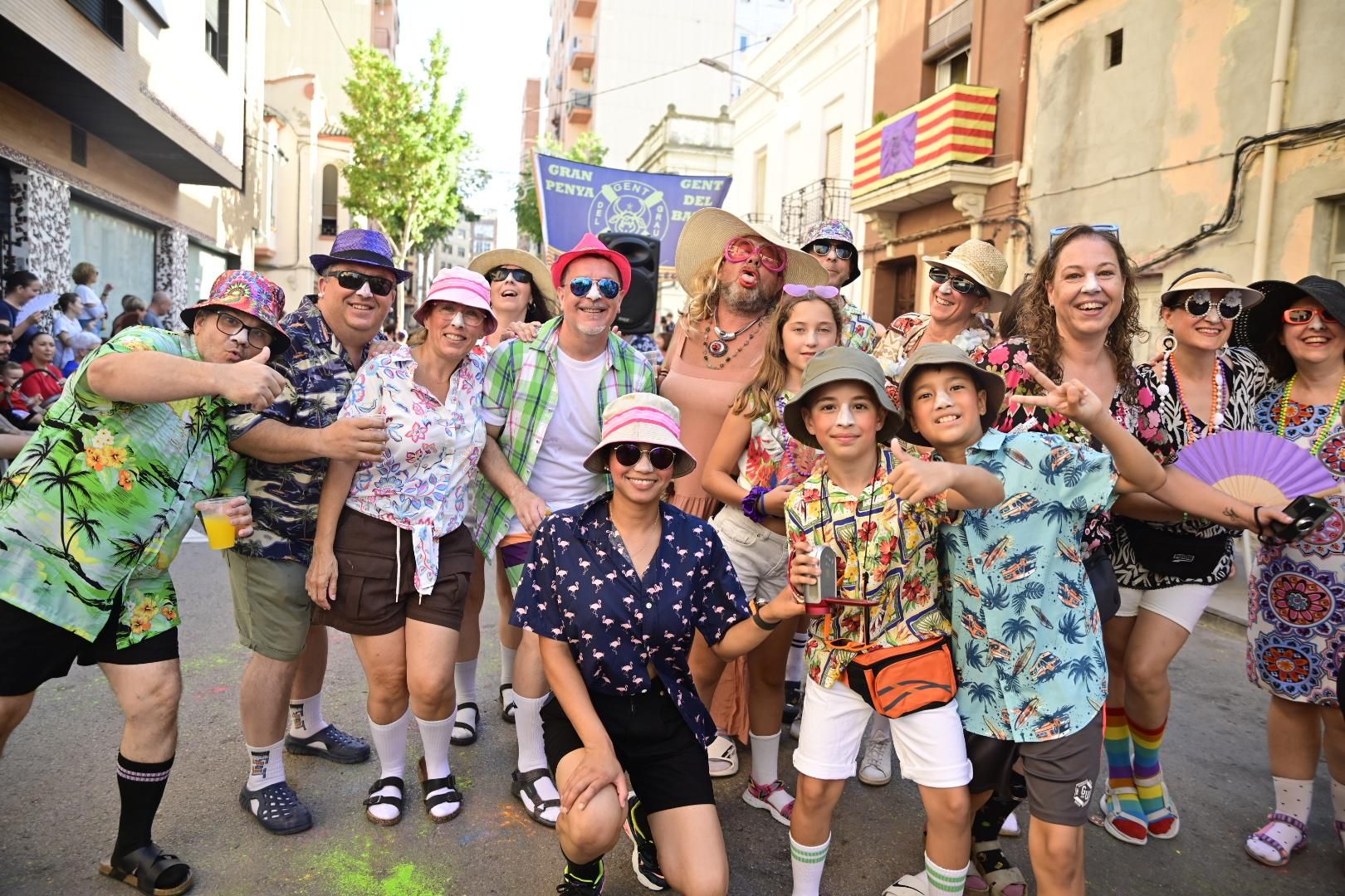 Multitudinario y divertido desfile por la entrada del toro