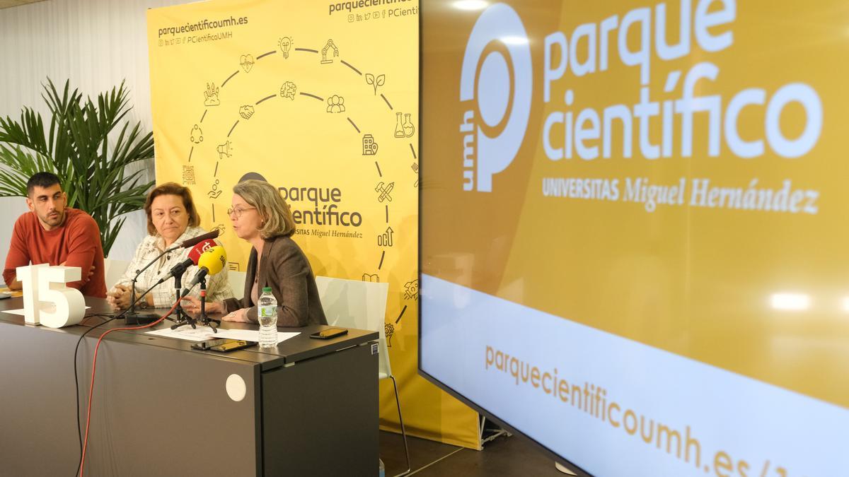 La directora-gerente del parque Científico, Tonia Salinas, en el centro, junto a la vicerrectora de Transferencia, María José López, y Paco Hernaiz, director del Área de Comunicación y Marketing.