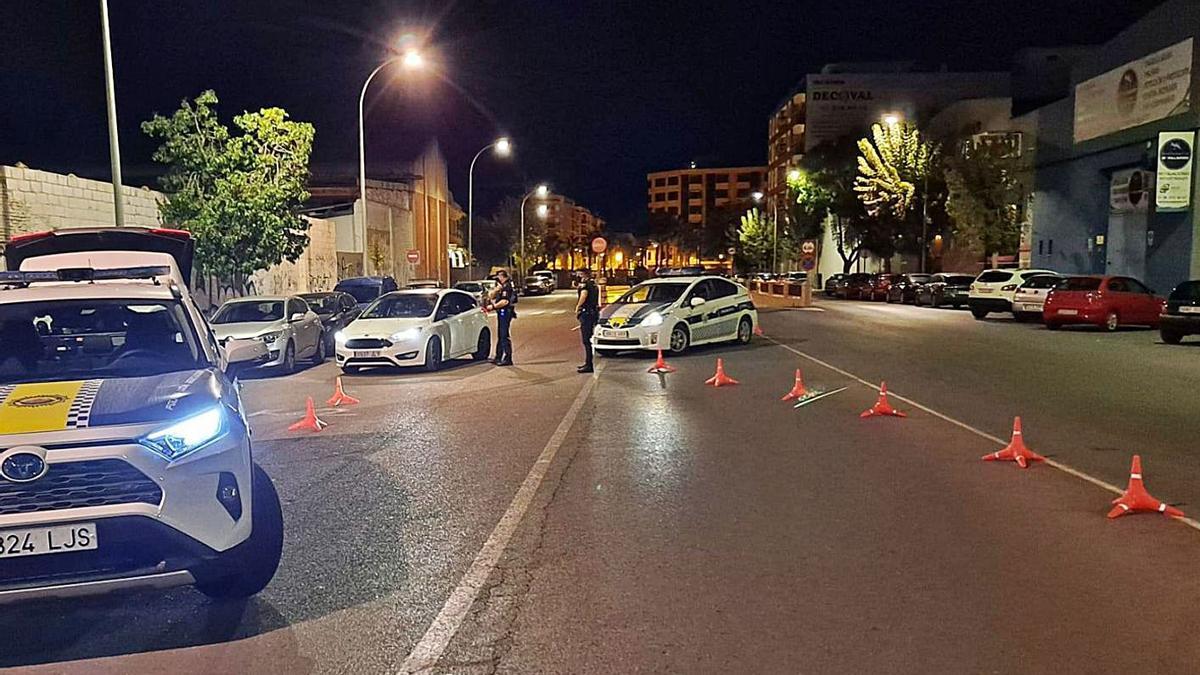 Uno de los controles de la Policía Local en Benetússer. | A.B.