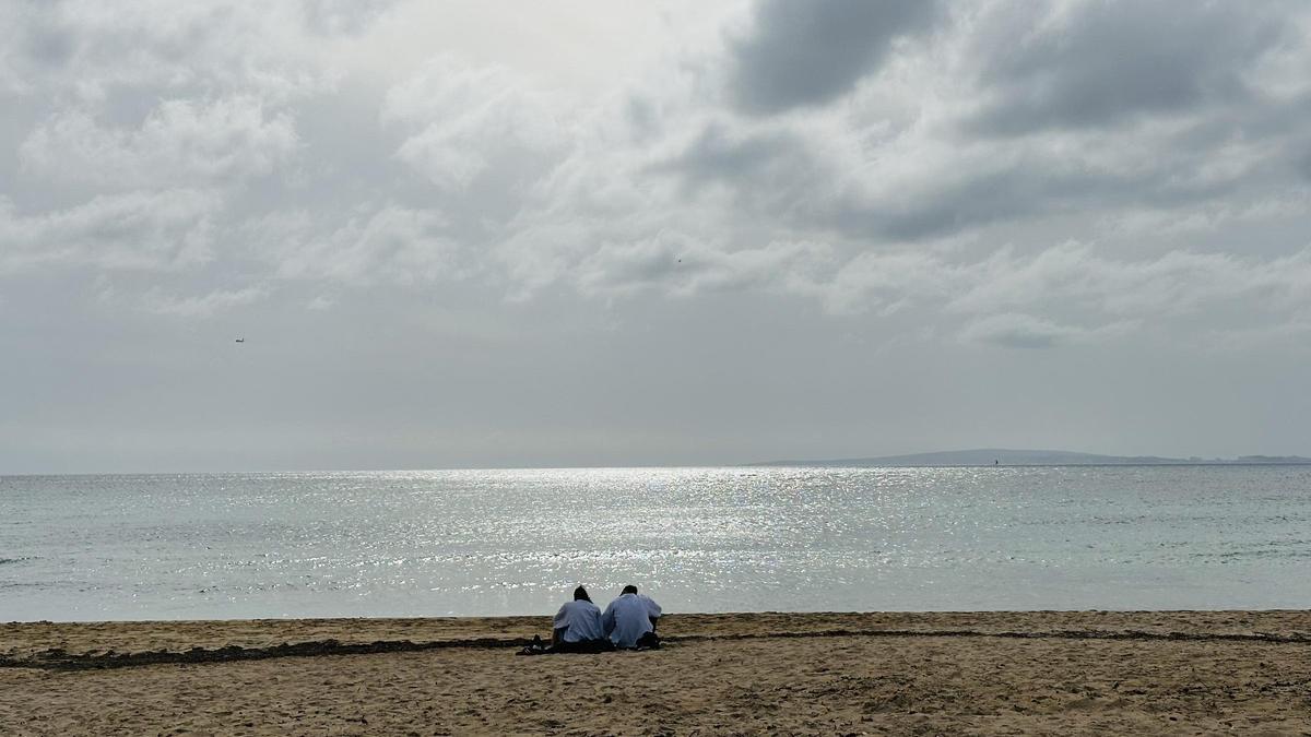 Am Wochenende ziehen graue Wolken am Himmel auf.