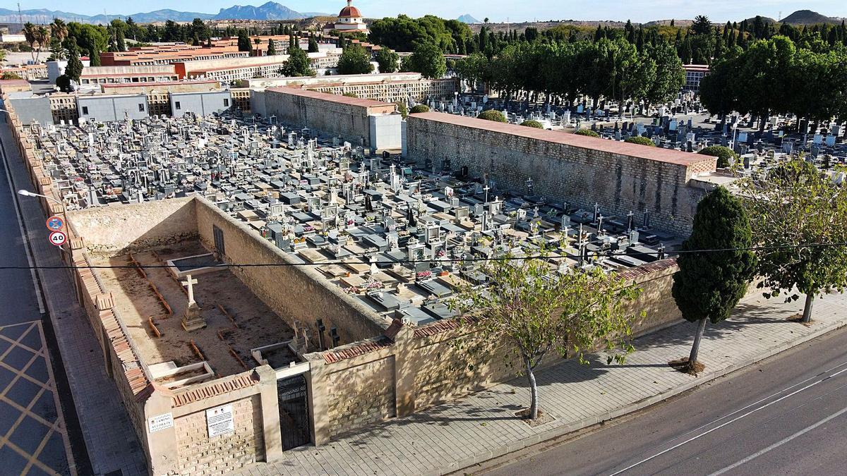 El cementerio de Alicante, con el apéndice dedicado a los protestantes a la izquierda, en primer término. | ALEX DOMÍNGUEZ