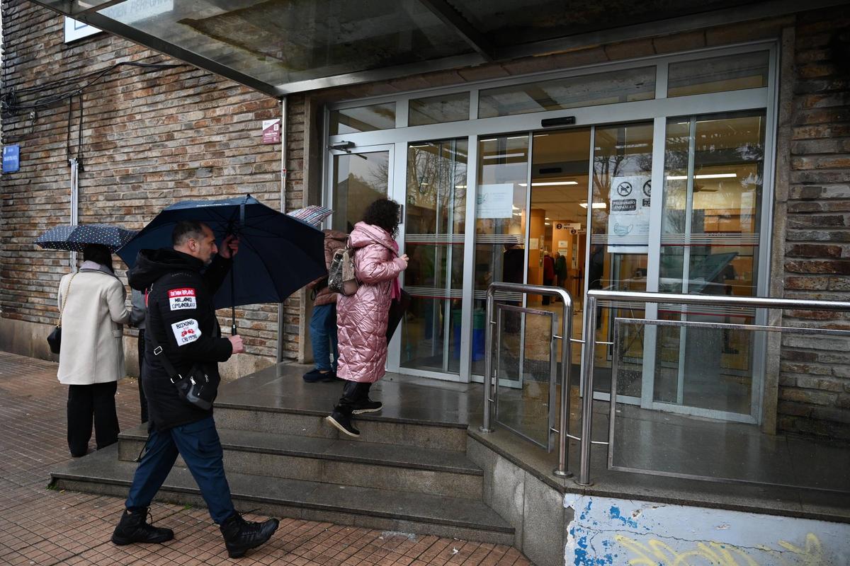 Usuarios entran, en la tarde de este lunes, al ambulatorio Virxe Peregrina.