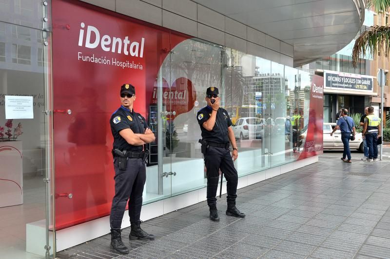 19/07/2018 LAS PALMAS DE GRAN CANARIA. Desahucio e incautación de historiales en la clínica de iDental. SANTI BLANCO  | 19/07/2018 | Fotógrafo: Santi Blanco