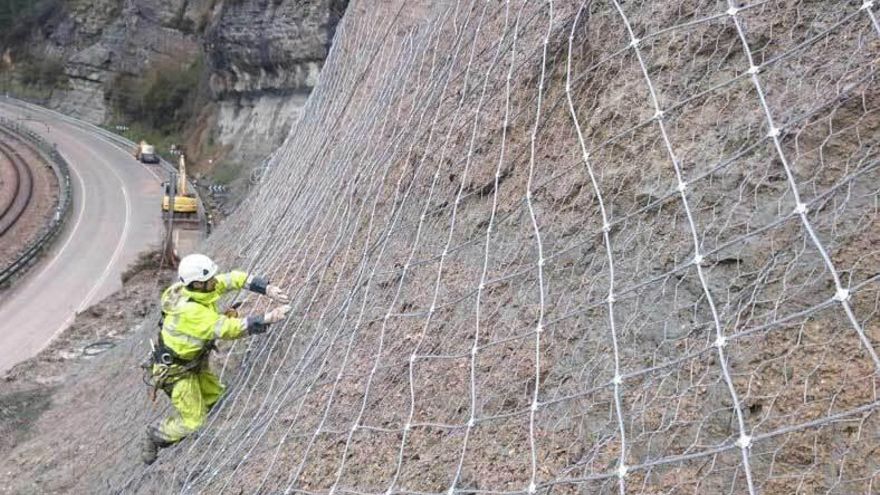 Comienza la instalación de la segunda malla en el argayón de Parres