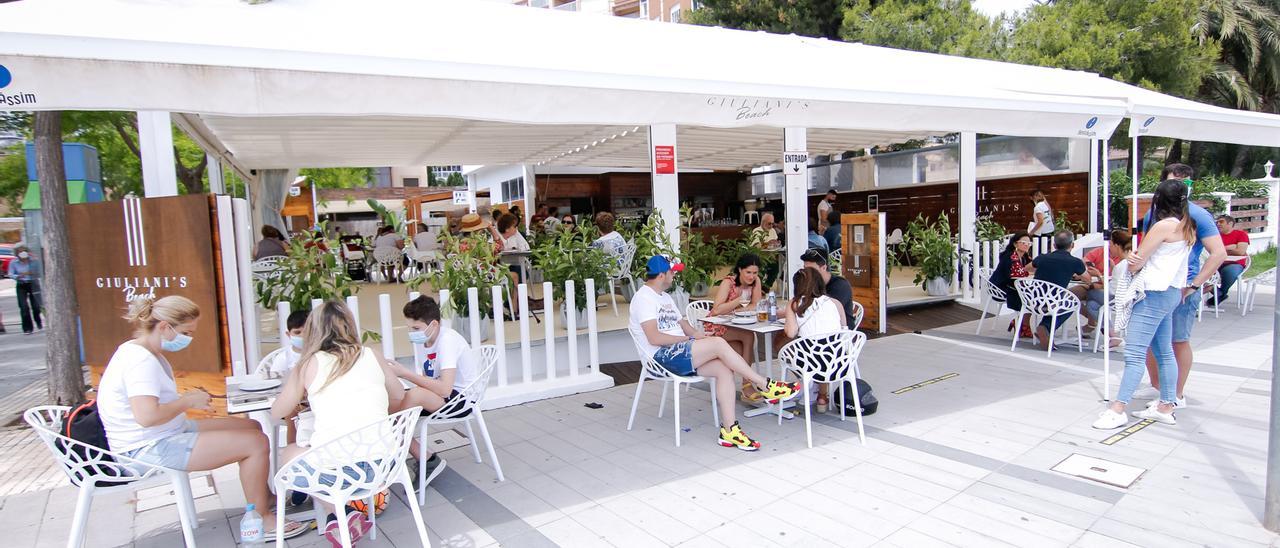 Terraza llena de turistas este verano en Benicàssim.