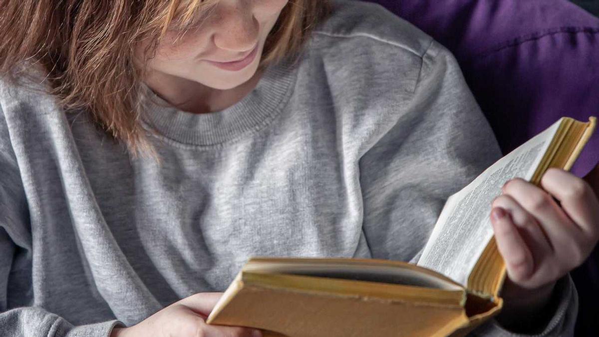 Un adolescent amb un llibre a les mans, en una imatge d'arxiu.