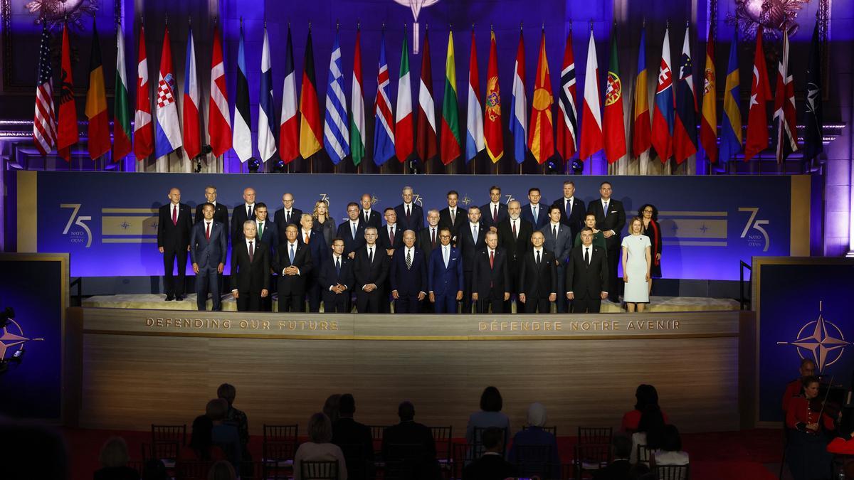 Los líderes mundiales posan para una fotografía de grupo durante el evento conmemorativo del 75.º aniversario de la OTAN en el Auditorio Mellon de la Cumbre de la OTAN en Washington, que marca el 75.º aniversario de la Alianza