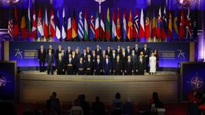 Los líderes mundiales posan para una fotografía de grupo durante el evento conmemorativo del 75.º aniversario de la OTAN en el Auditorio Mellon de la Cumbre de la OTAN en Washington, que marca el 75.º aniversario de la Alianza
