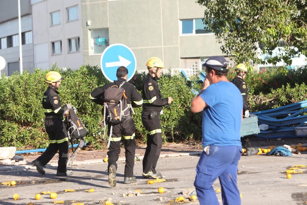 El derrumbe de parte de la nave de Fontestad en la Pobla de Farnals deja una persona desaparecida