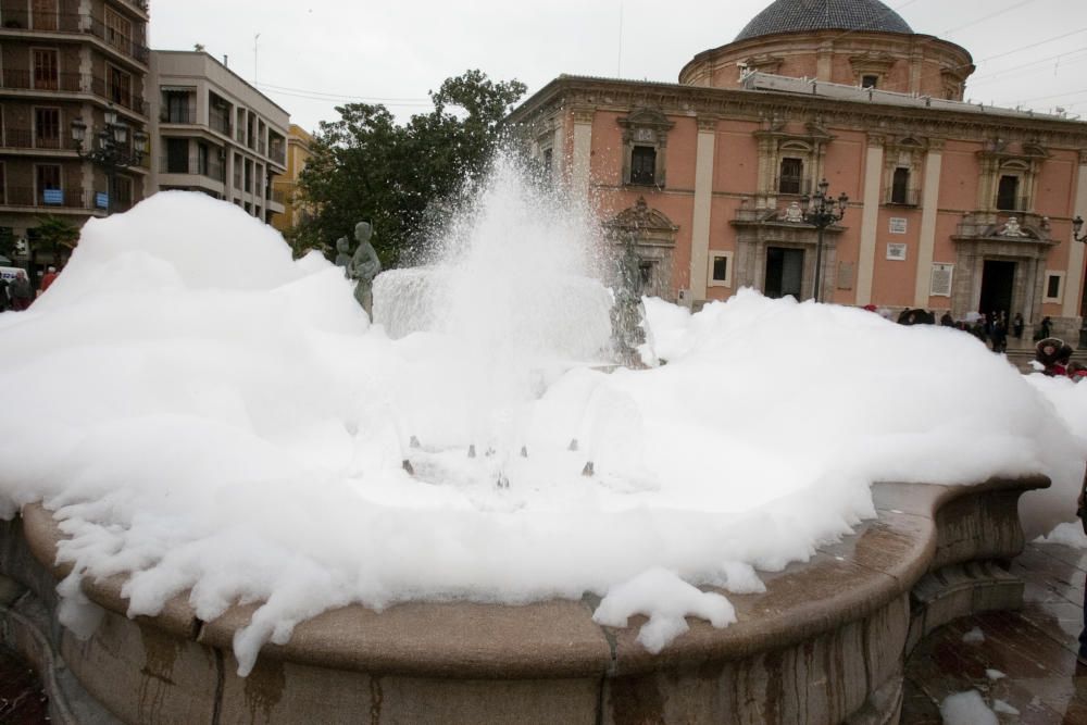 Espuma en la fuente de la plaza de la Virgen en Valencia