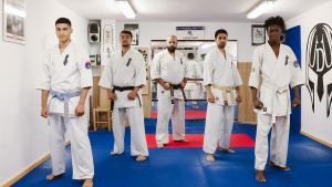 Iván Pérez Robles, en el centro, con sus alumnos del gimnasio Ludus SIPR Dojo de Vitoria.