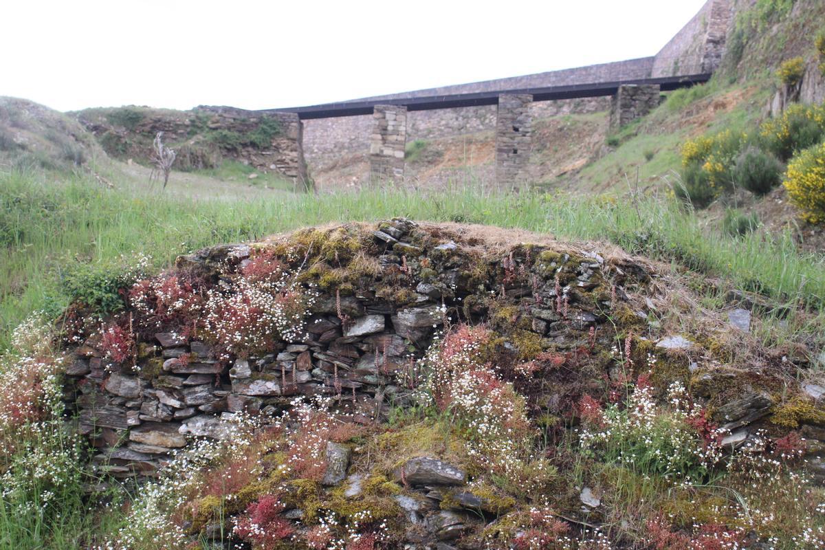 Puebla de Sanabria recupera sus estructuras defensivas con un nuevo puente levadizo Puebla de Sanabria recupera sus estructuras defensivas con un nuevo puente levadizo