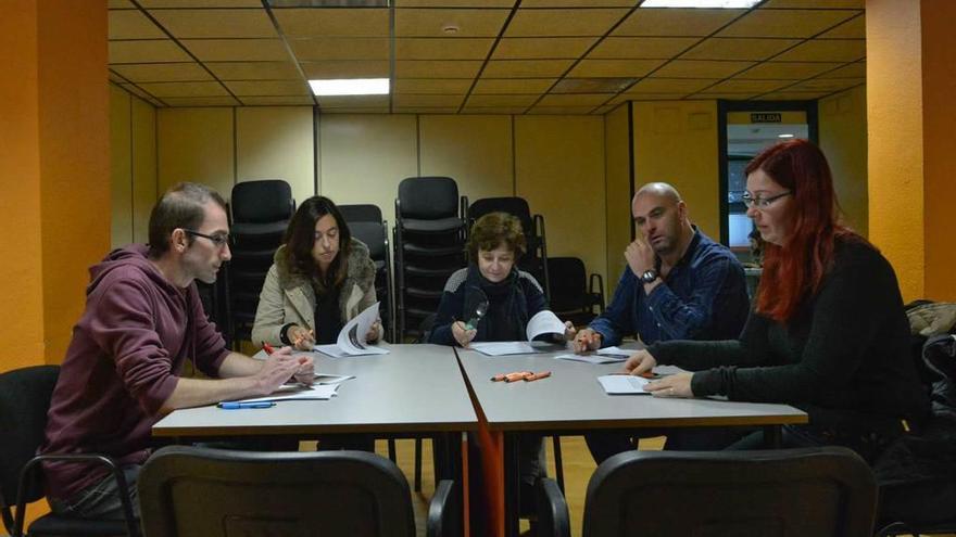 De izquierda a derecha, Álvaro Granda, presidente del Conseyu; Susana Pilar (Ciudadanos), Ana Castaño (IU), José Ramón García (PSOE) y Estefanía Puente (XSP).