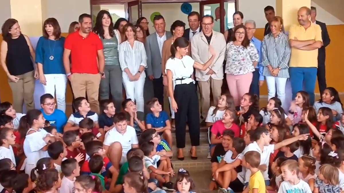 Letizia inaugura el curso escolar en  Torrejoncillo