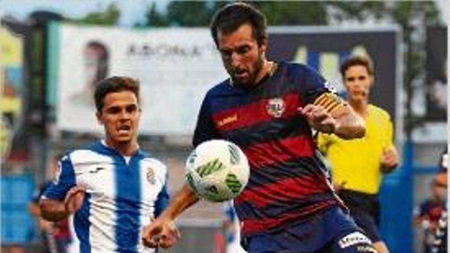 Jordi Masó controla una pilota durant el partit contra l&#039;Espanyol B.