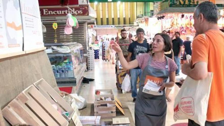 La parada con «Hambre de Temporada» instalada ayer en el Mercat de Russafa.